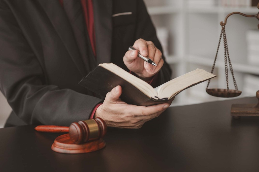 Top 5 Reasons You Might Need an Employment Lawyer in Toronto